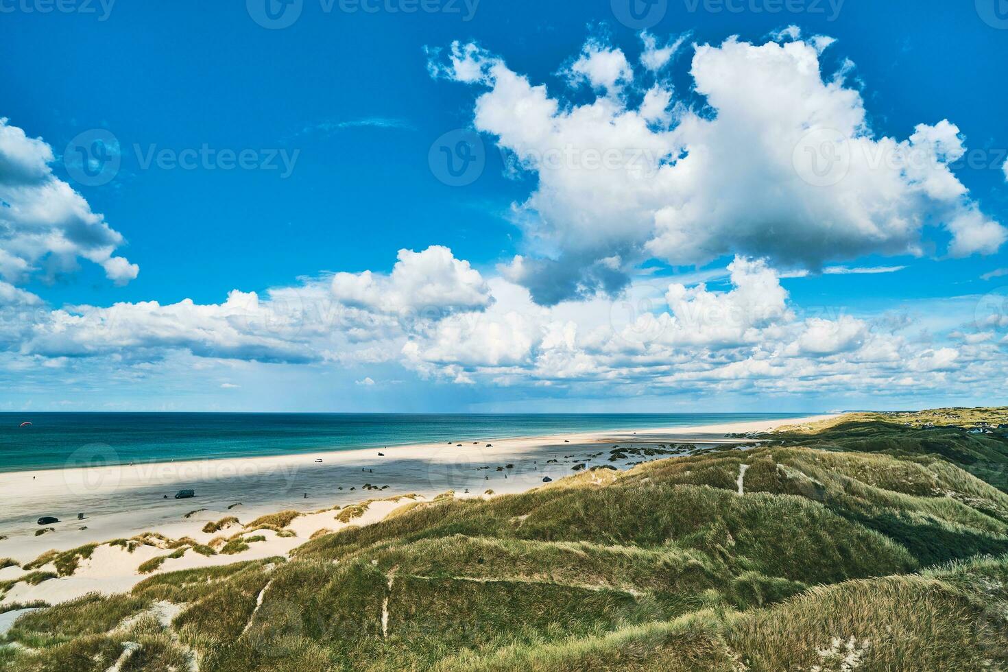 riesig Düne Landschaft beim dänisch Norden Meer Küste foto