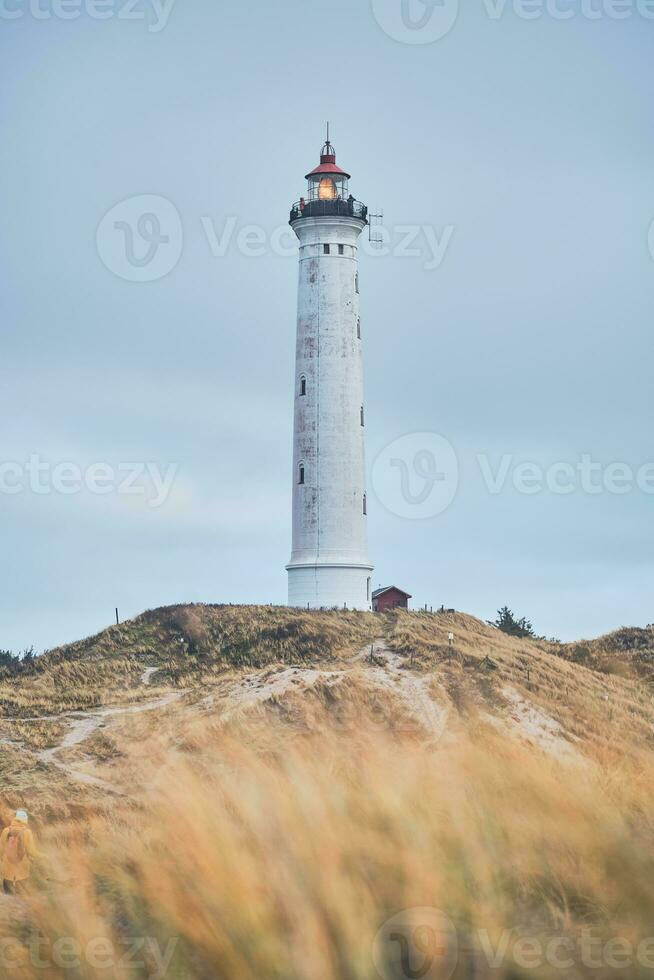 Leuchtturm auf das Dünen von Dänemark foto