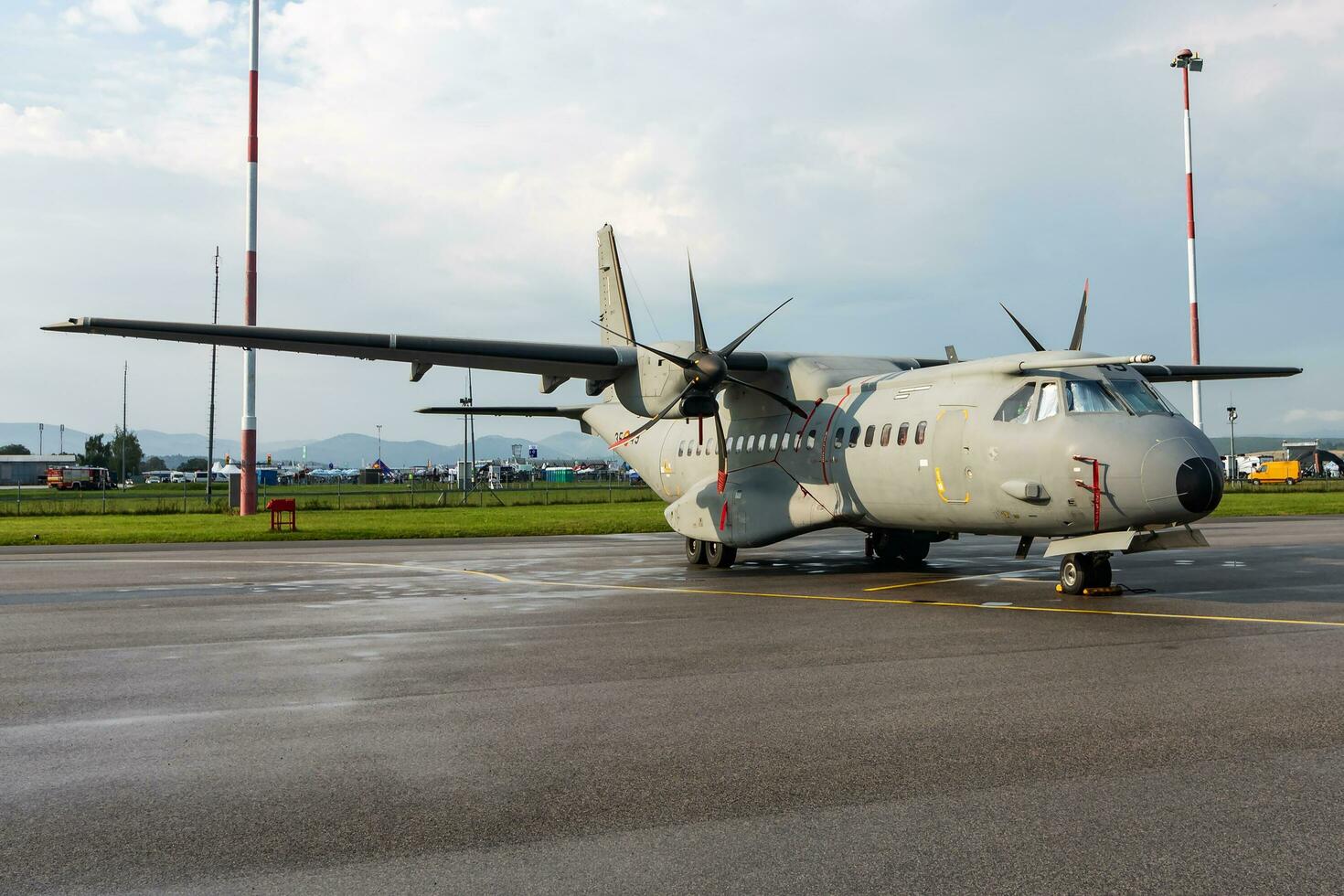 Sliak, Slowakei, 2016 - - Militär- Transport Flugzeug beim Luft Base. Luft Macht Flug Betrieb. Luftfahrt und Flugzeug. Luft Verteidigung. Militär- Industrie. fliegen und fliegend. foto