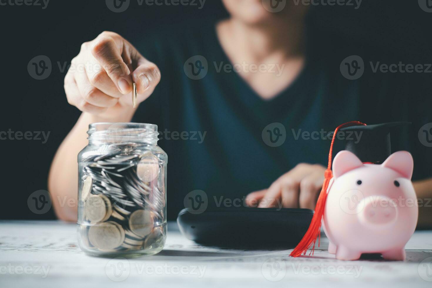 Speichern Geld Münze mit Bankwesen Investition, Finanzen Bildung Konzept. Planung Schüler Darlehen zum studieren im Ausland zum Hochschule oder Universität Grad. Zukunft Kinder- Bildung Fonds Kasse. wachsend foto