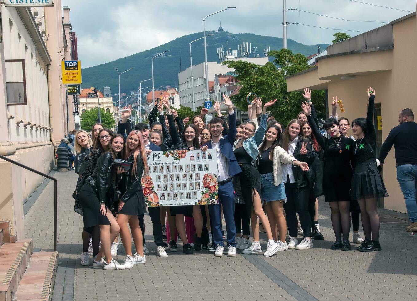 Nitra, Slowakei - - 19.05.2023 schön Schule Absolventen haben Spaß und jubeln und gehen entlang das Stadt Straßen. foto