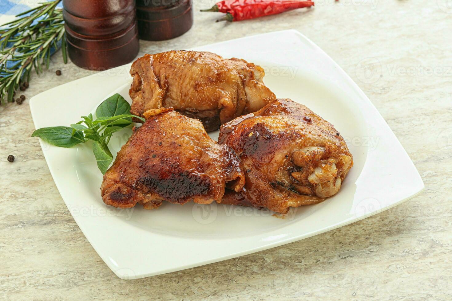 Gebratene Hühnerkeule mit pikanter Sauce foto