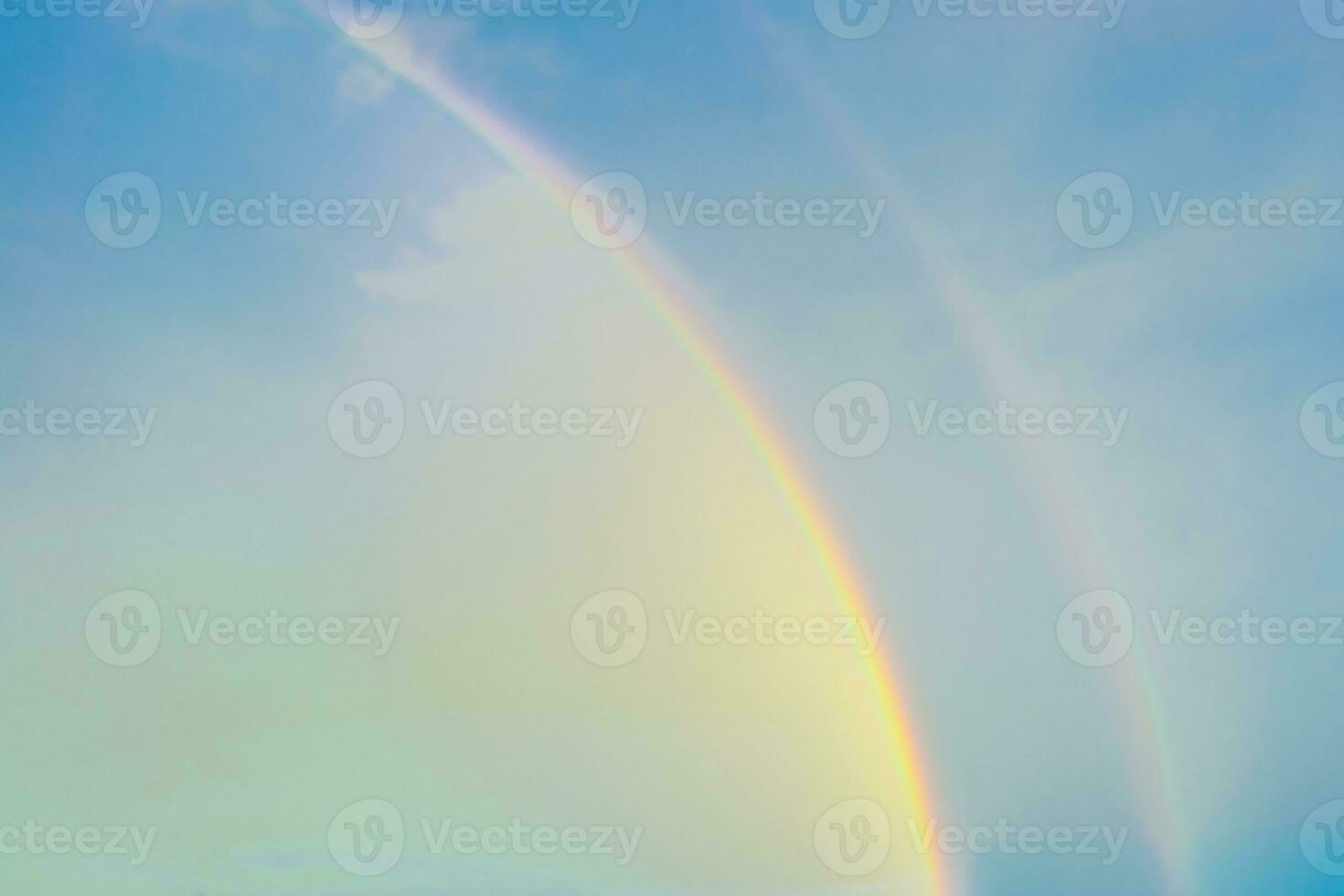 Regenbogen, Wasser, Himmel nach Regen foto