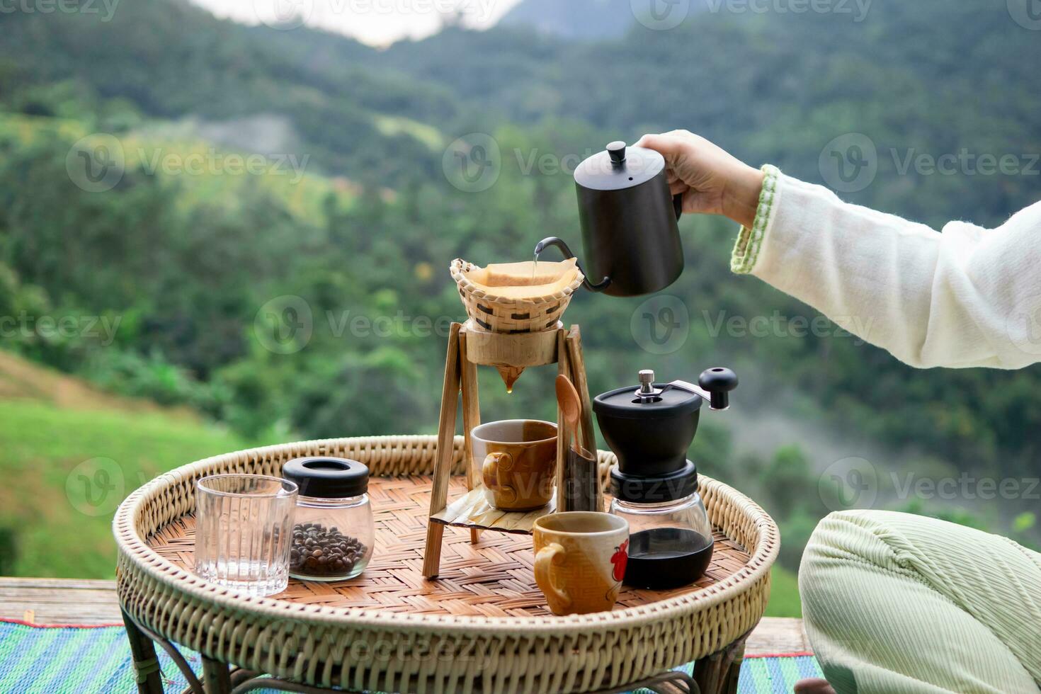 tropfen Kaffee einstellen Morgen Berg Aussicht foto