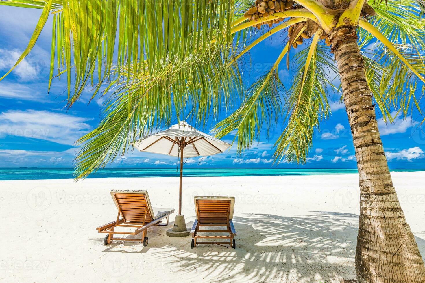 schön Panorama- Natur. tropisch Strand Sonnenuntergang wie Sommer- Insel Landschaft romantisch Stühle Regenschirm Palme Blätter Ruhe Meer Ufer, Küste. still Reise Panorama. Ziel Banner Ferien Urlaub foto