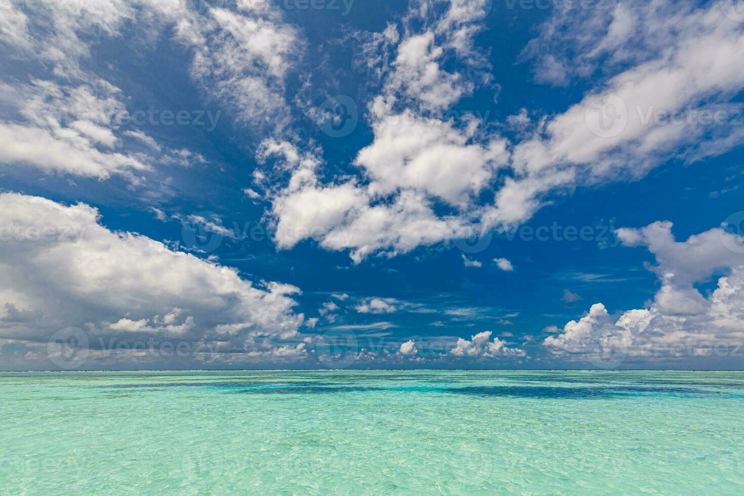 Meereslandschaft mit Meereshorizont und tiefblauem Himmel bei ruhigem und sonnigem Wetter. Panorama schöne Meereslandschaft mit Wolken an einem sonnigen Tag. endloser blauer Meerblick foto