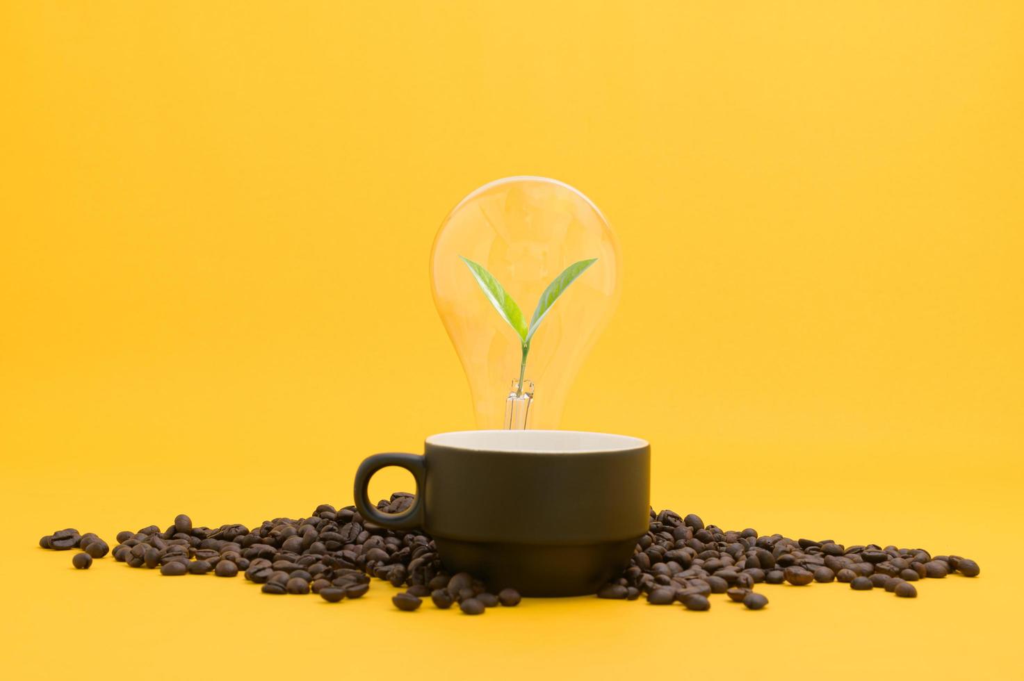 Kaffee trinken, um Energie zu tanken, neue Ideen zu bekommen foto