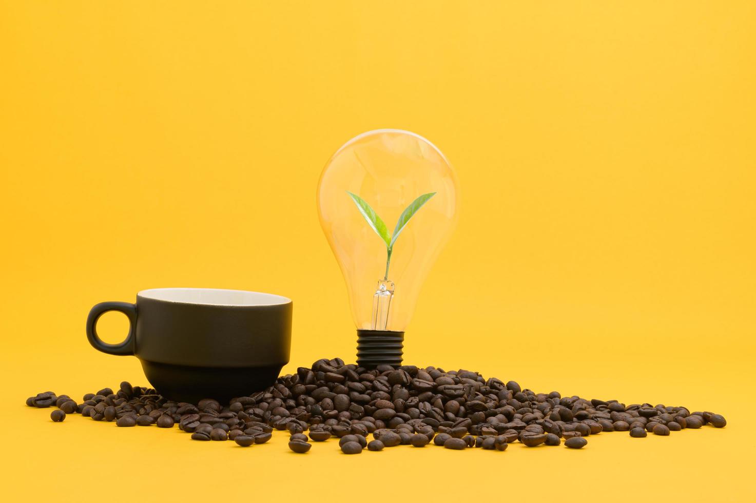 Kaffee trinken, um Energie zu tanken, neue Ideen zu bekommen foto