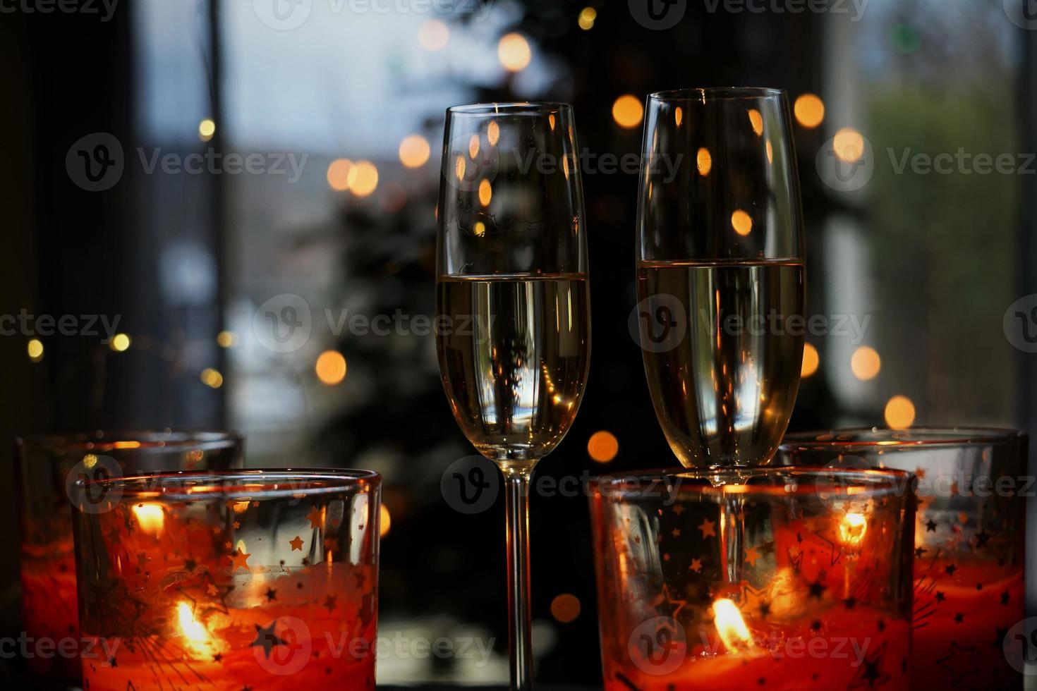 Detail des Glases Champagner und des festlichen Hintergrundes. foto