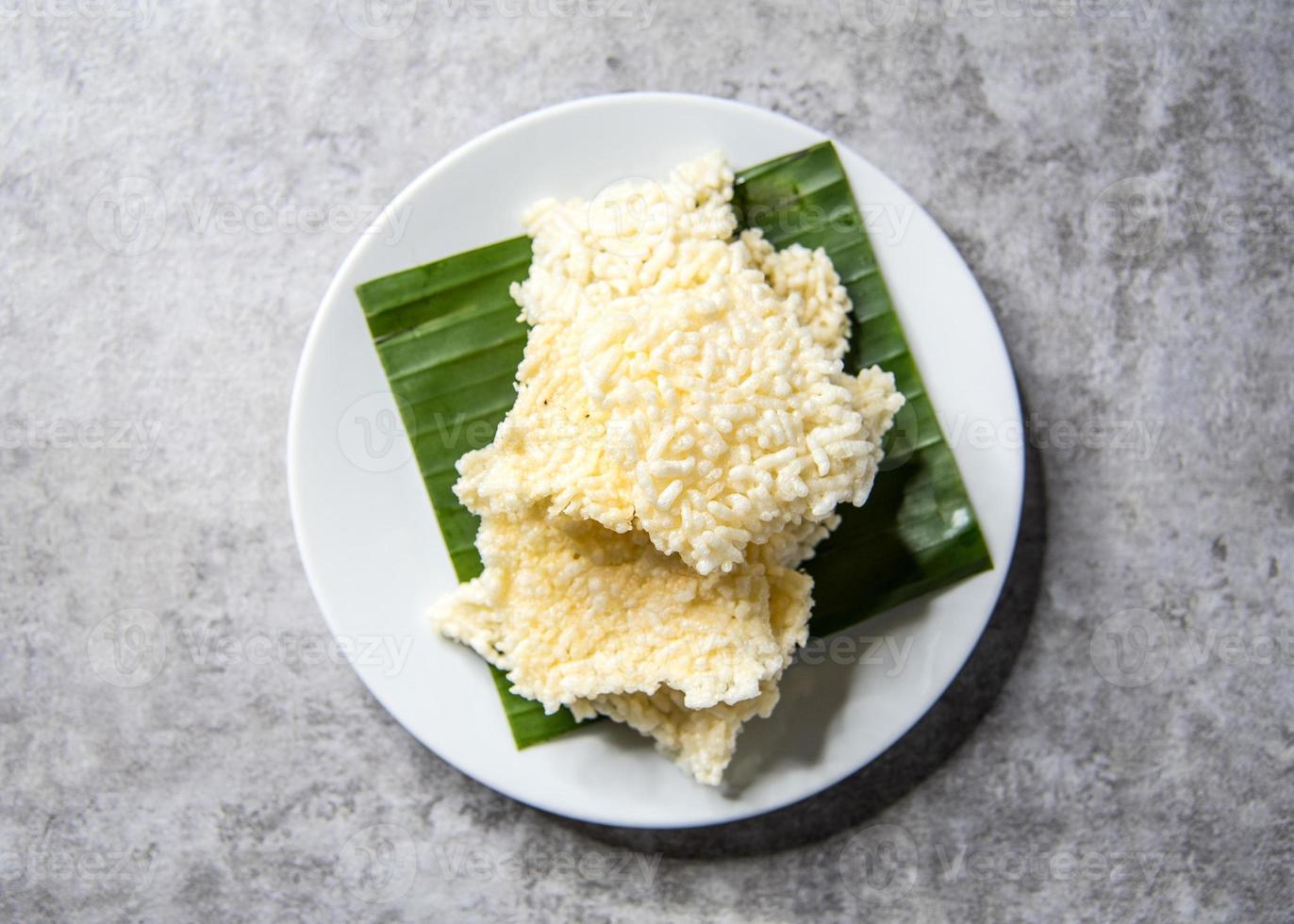 knusprige Reiskuchen serviert mit Schweinefleisch-Dip, Kao Tung Na Tang Thai Food foto
