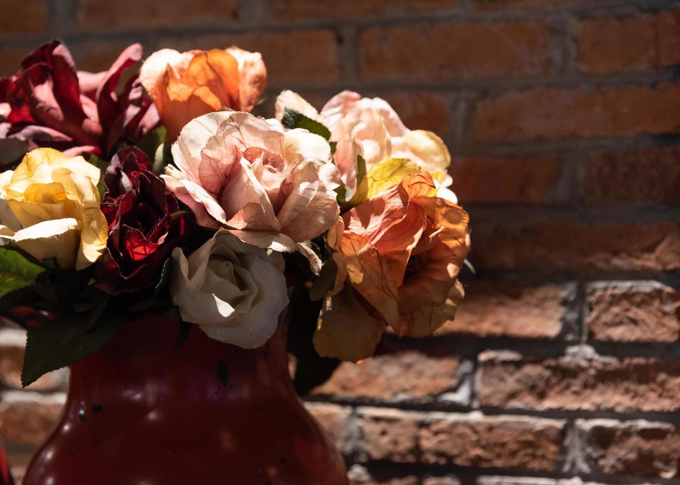 Blumenstrauß aus künstlichen Blumen, schön aus künstlichen Rosenblüten foto