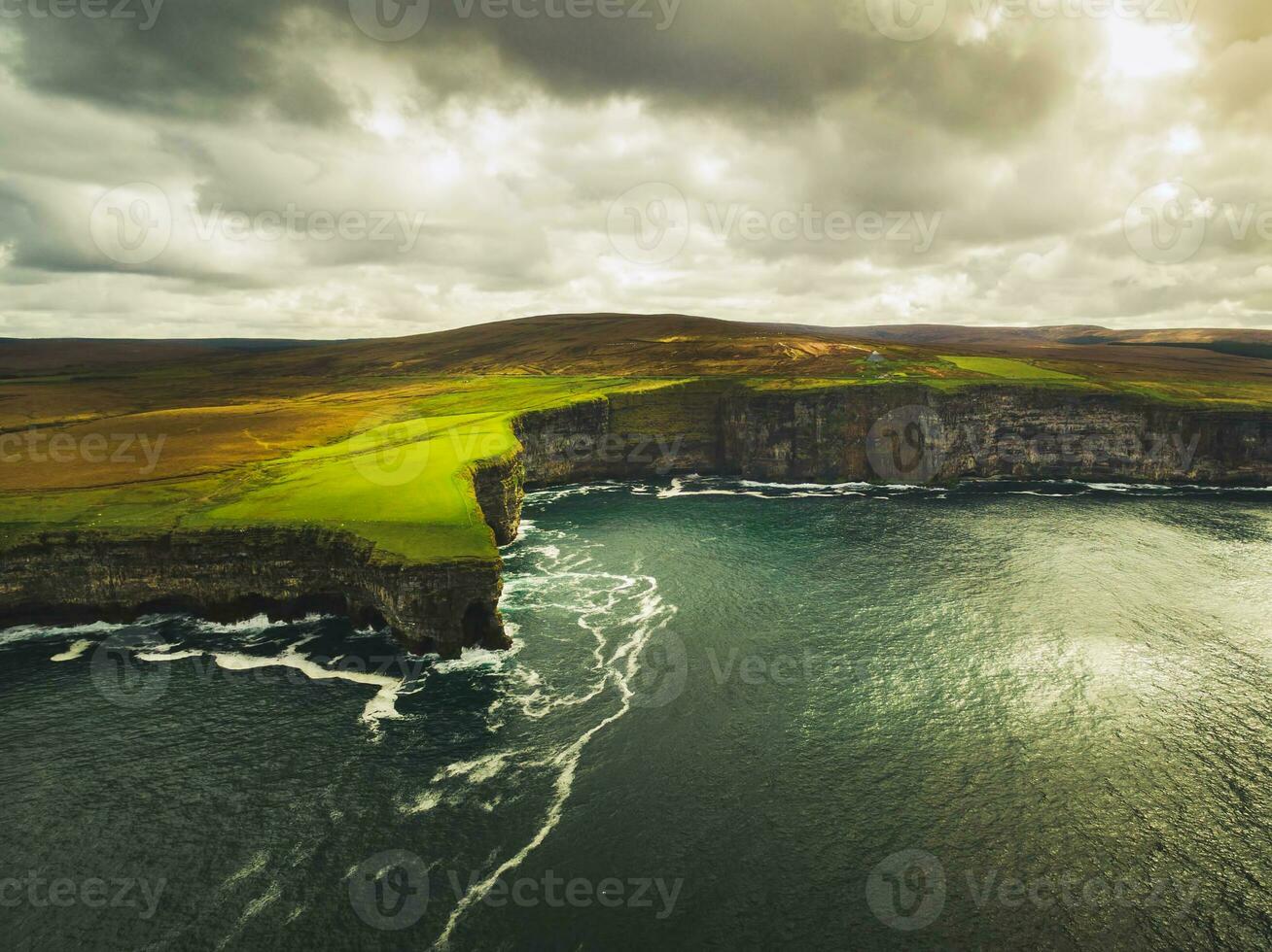 irland dramatische küstenlandschaft. Wellen, die an die felsige Küste schlagen. dramatische wilde irland-schöne küste entlang des wilden atlantikweges foto