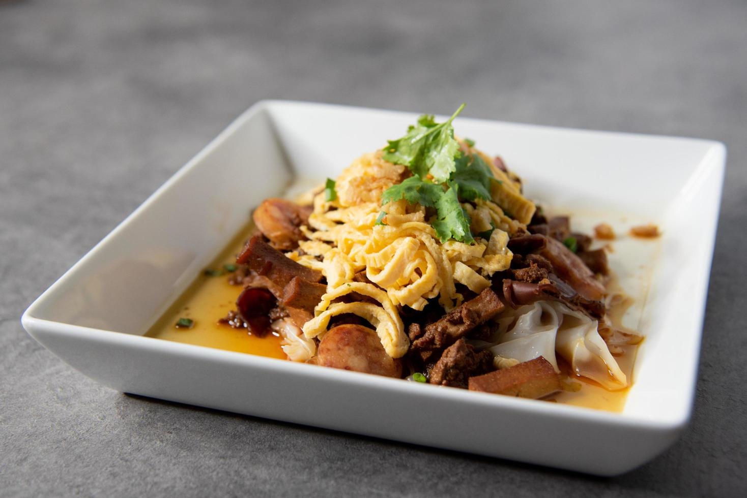 Röhrennudeln Koriander auf asiatischem Essen foto