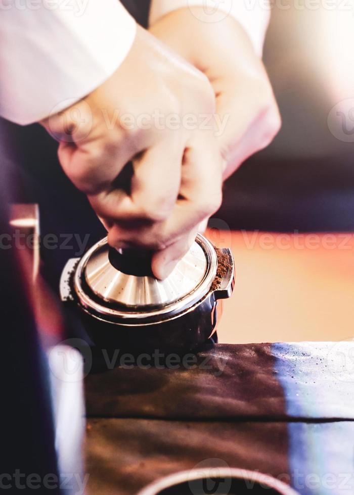 Espressomaschine, die einen Kaffee brüht. Kaffee gießt in Gläser im Café, Espresso gießt aus der Kaffeemaschine foto