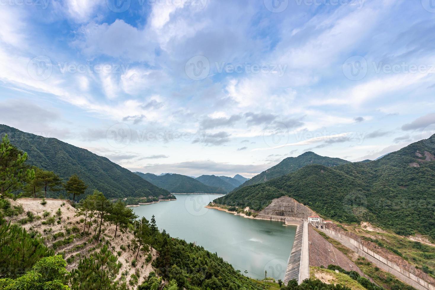 Der Stausee im Berg an einem sonnigen Tag hat blauen Himmel und klares Wasser foto