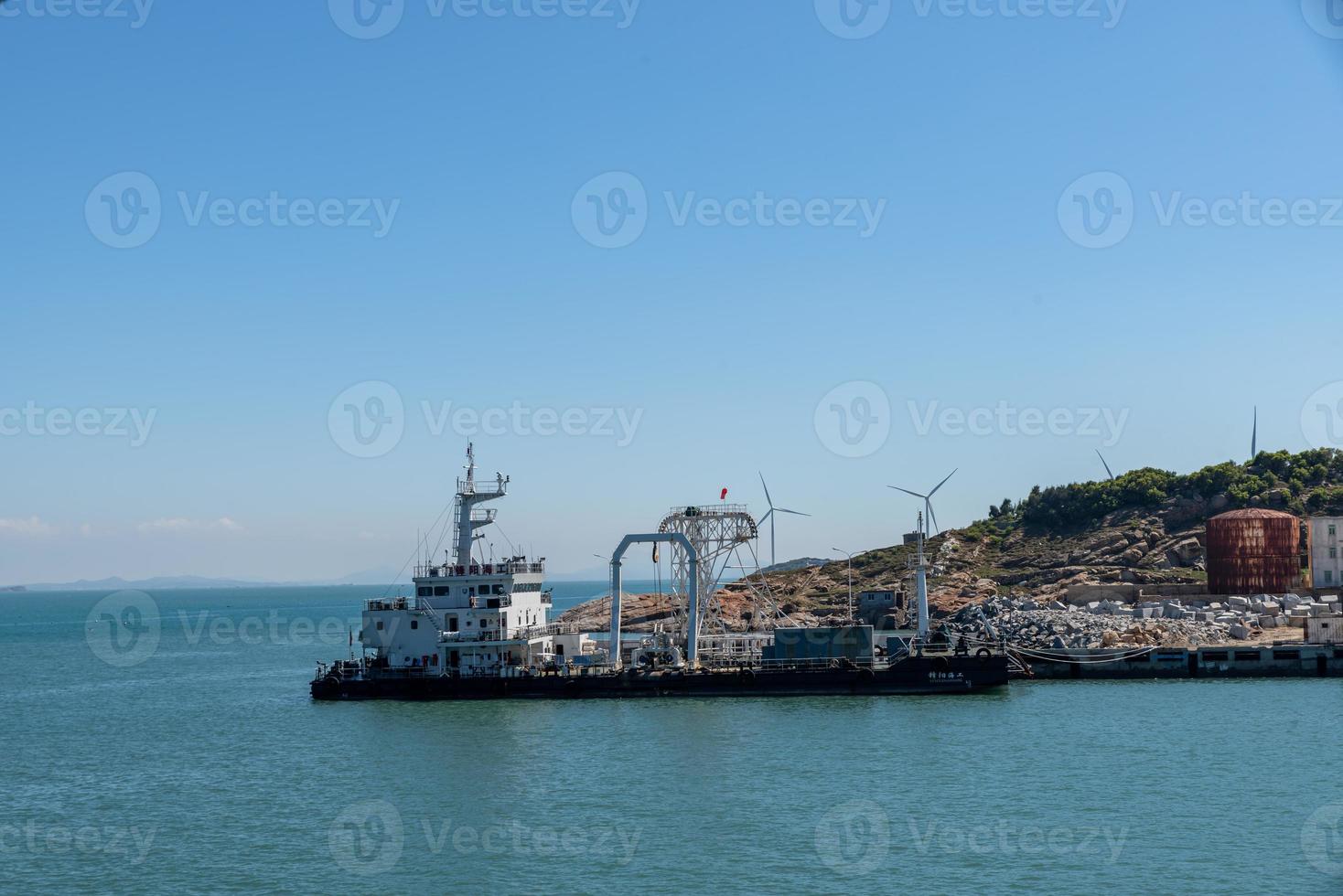 das Meer unter blauem Himmel, das Schiff am Dock oder das Meer foto