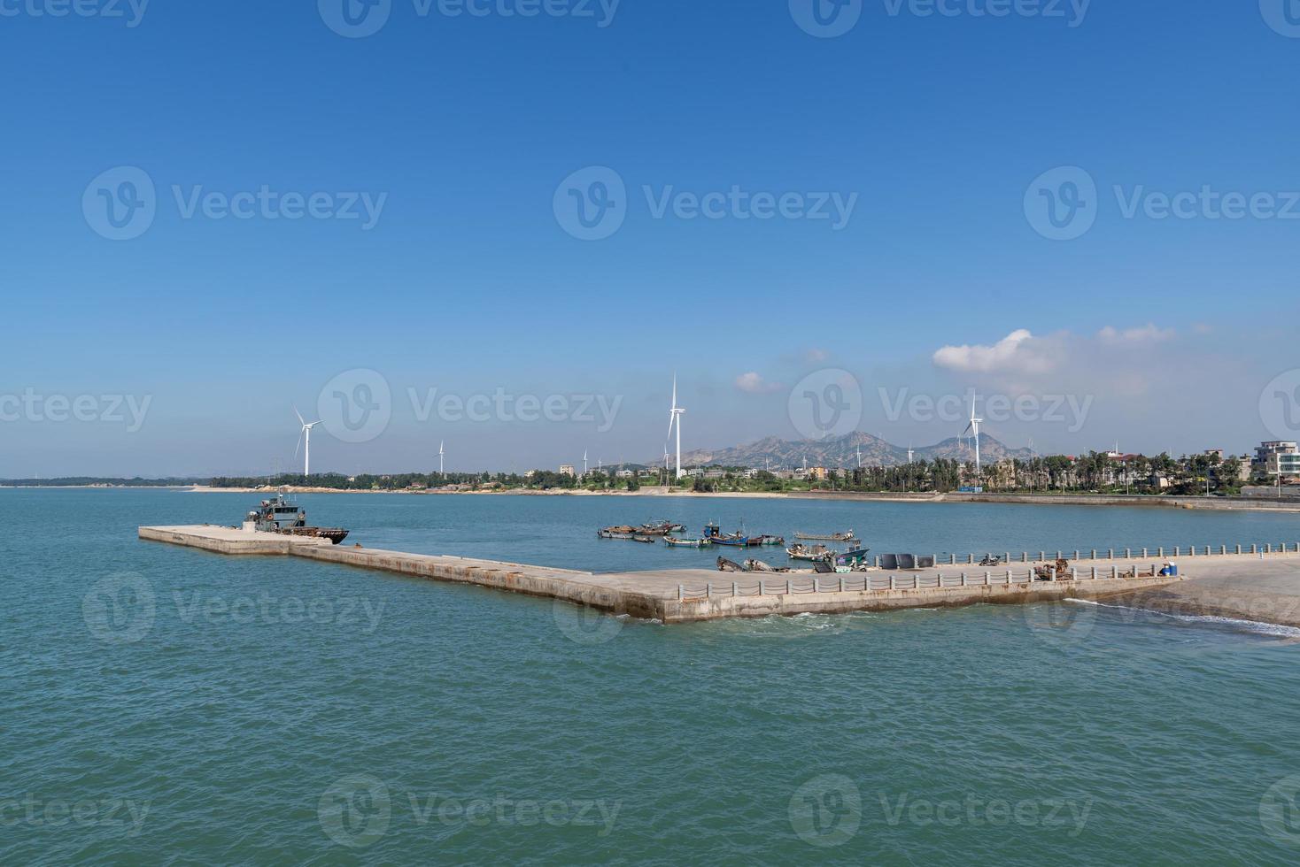 das Meer unter blauem Himmel, das Schiff am Dock oder das Meer foto