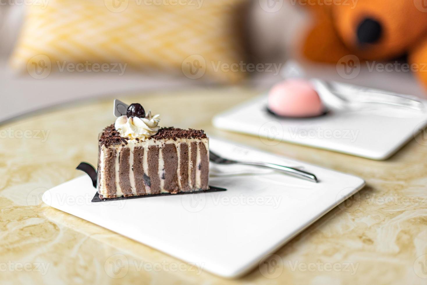 exquisite westliche Kuchen und Desserts stehen auf einem weißen Teller foto