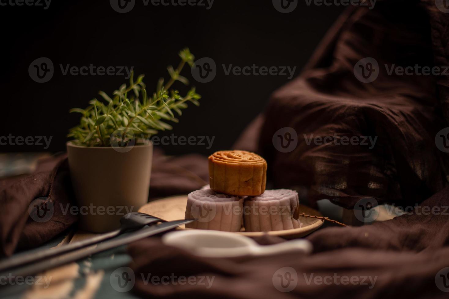 chinesische kuchen stehen auf dem grauen tuch des holztisches foto