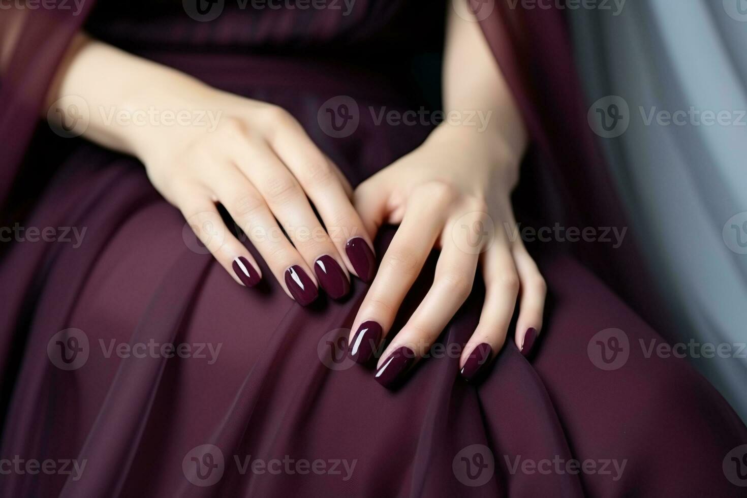 ai generiert Glanz Frau Hand mit tief Beere und Pflaume Nagel Polieren auf Fingernägel. Nagel Maniküre mit Gel Polieren beim Luxus Schönheit Salon. Nagel Kunst und Design. weiblich Hand Modell. Französisch Maniküre. foto