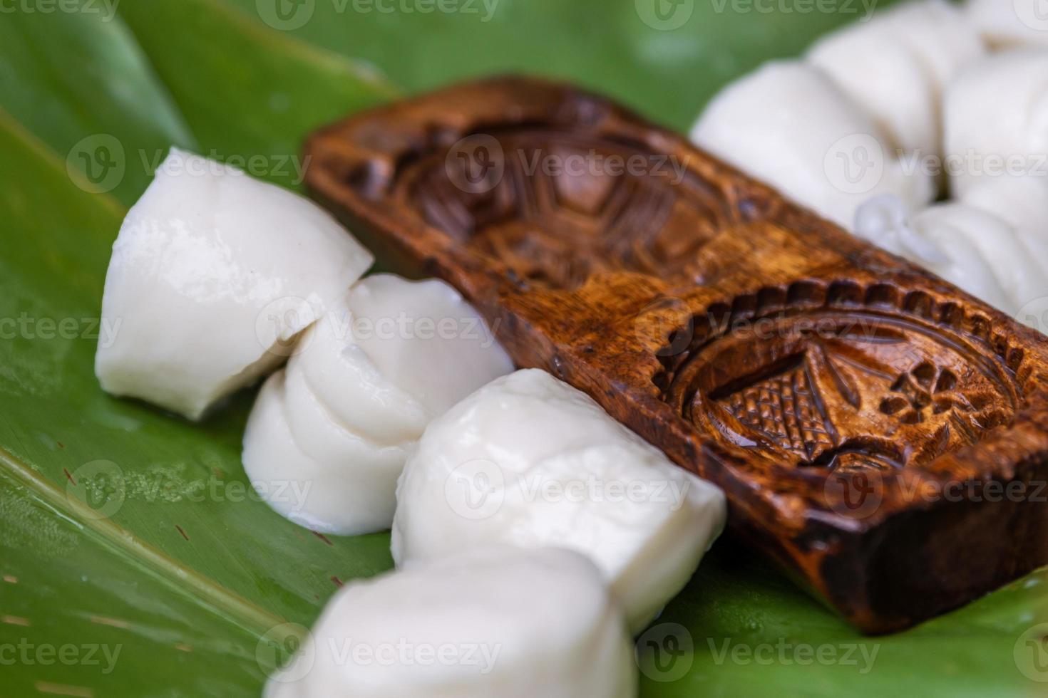 Der Herstellungsprozess von traditionellen chinesischen Snacks, Reisstreifen, ist eine Delikatesse aus Reis foto