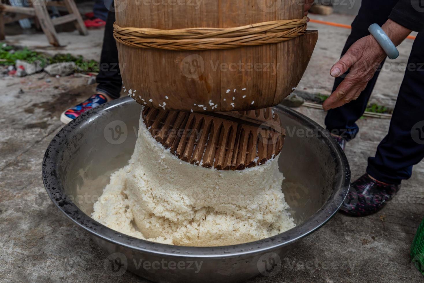 Der Herstellungsprozess von traditionellen chinesischen Snacks, Reisstreifen, ist eine Delikatesse aus Reis foto