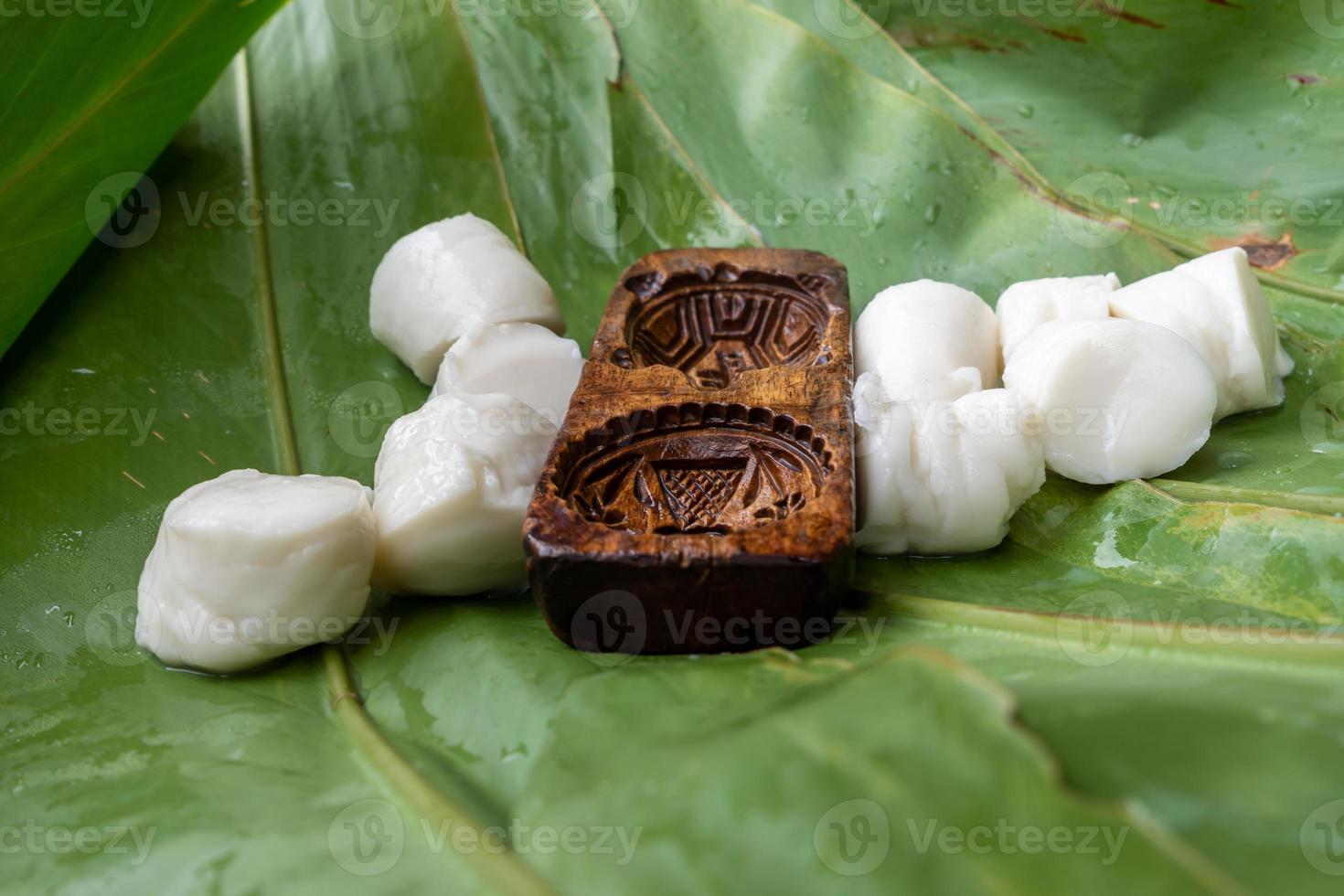 Der Herstellungsprozess von traditionellen chinesischen Snacks, Reisstreifen, ist eine Delikatesse aus Reis foto