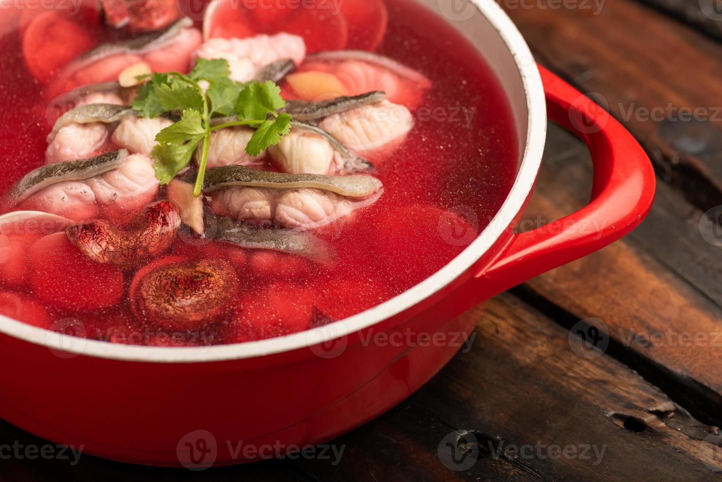 traditionelle chinesische Bankettgerichte, reine Fischsuppe mit roten Pilzen foto