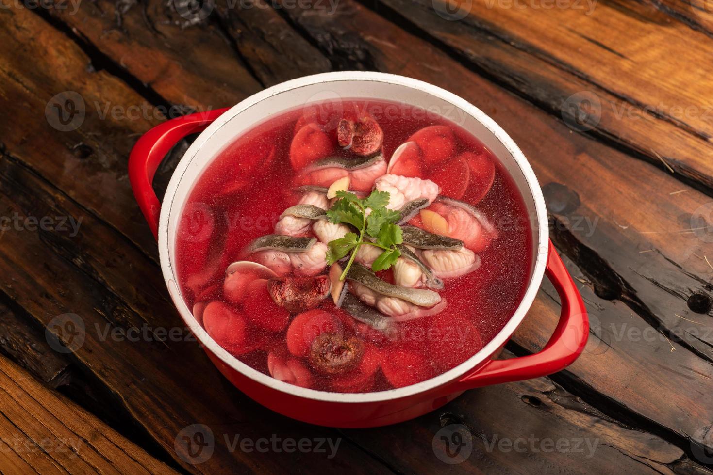 traditionelle chinesische Bankettgerichte, reine Fischsuppe mit roten Pilzen foto