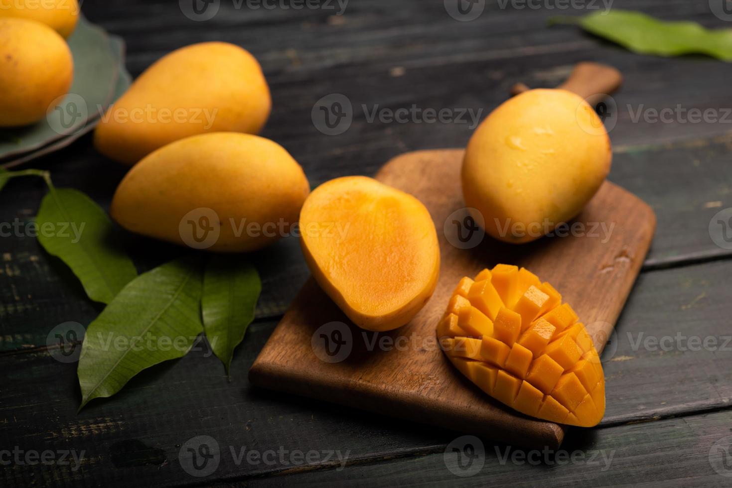 Mangos auf dem Schneidebrett schneiden und fertig stellen foto