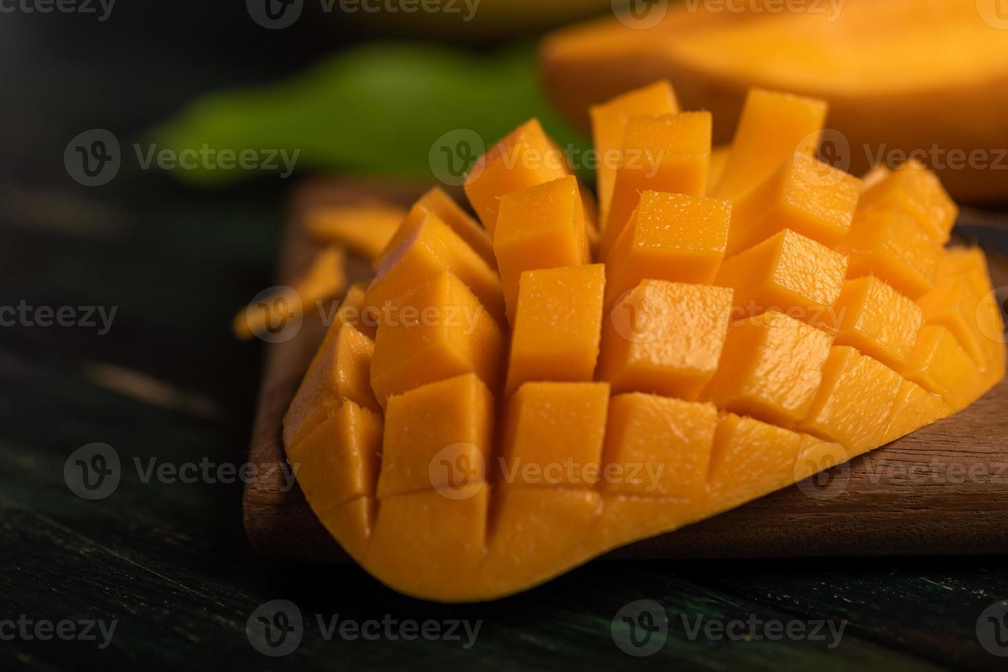 Mangos auf dem Schneidebrett schneiden und fertig stellen foto