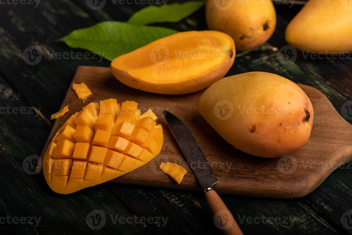 Mangos auf dem Schneidebrett schneiden und fertig stellen foto