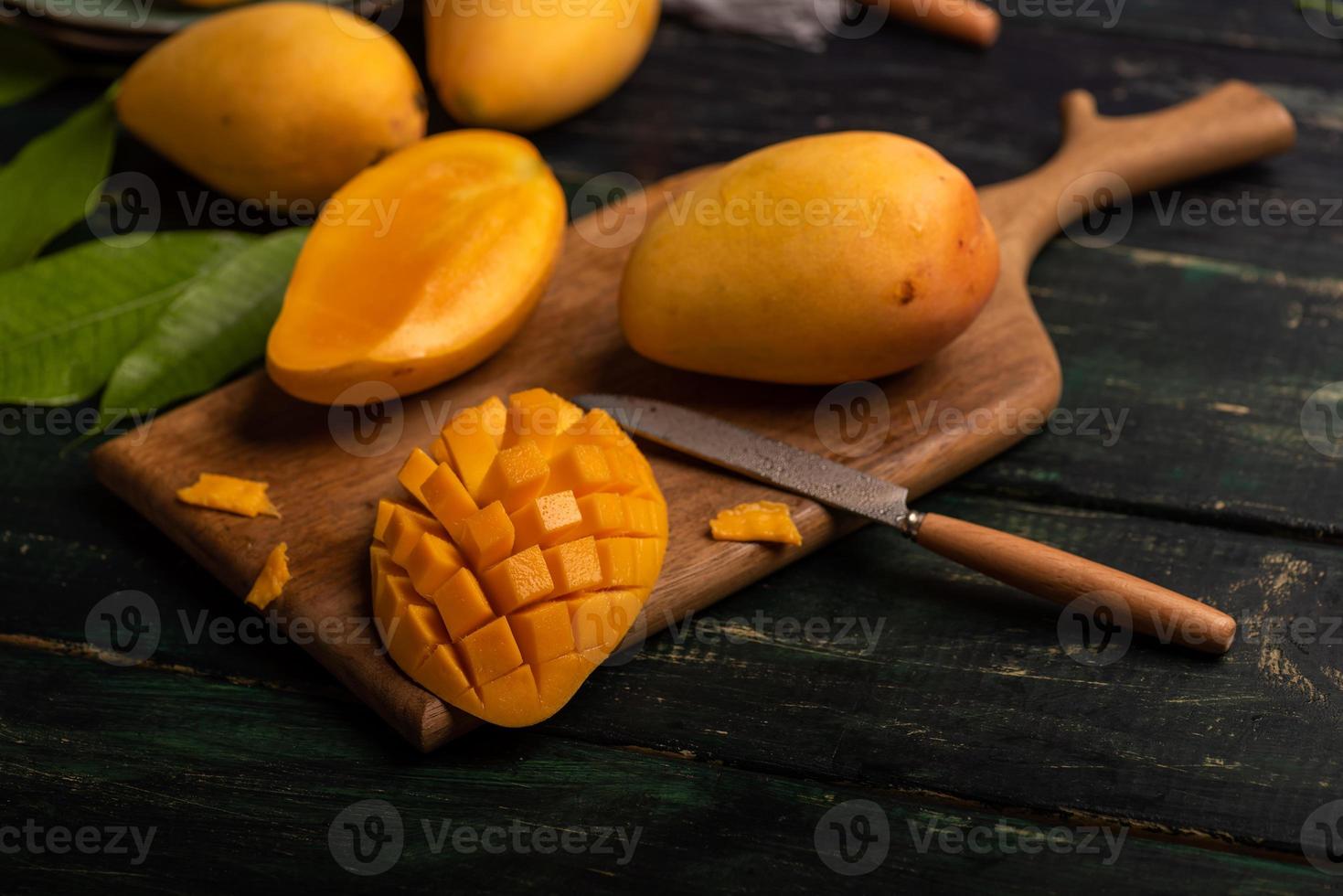 Mangos auf dem Schneidebrett schneiden und fertig stellen foto