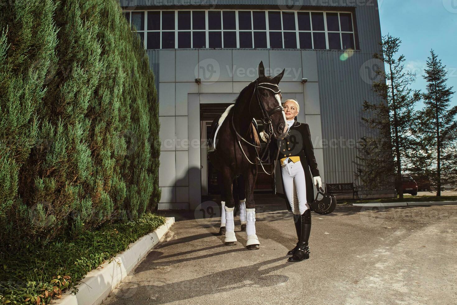 Frau Jockey mit seine Pferd foto