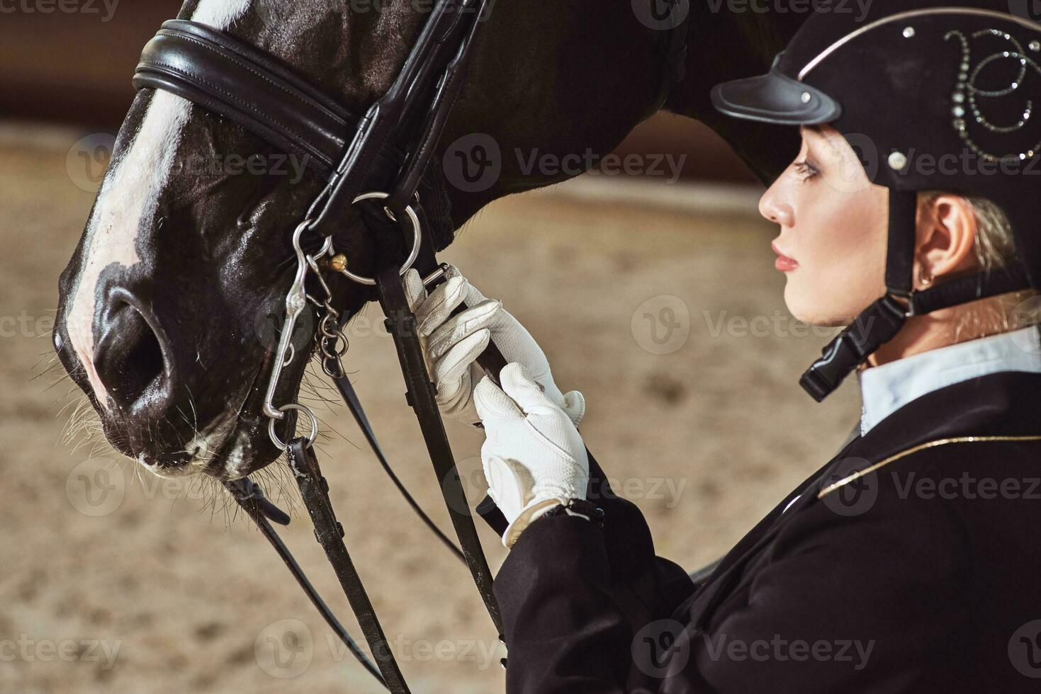 Frau Jockey mit seine Pferd foto