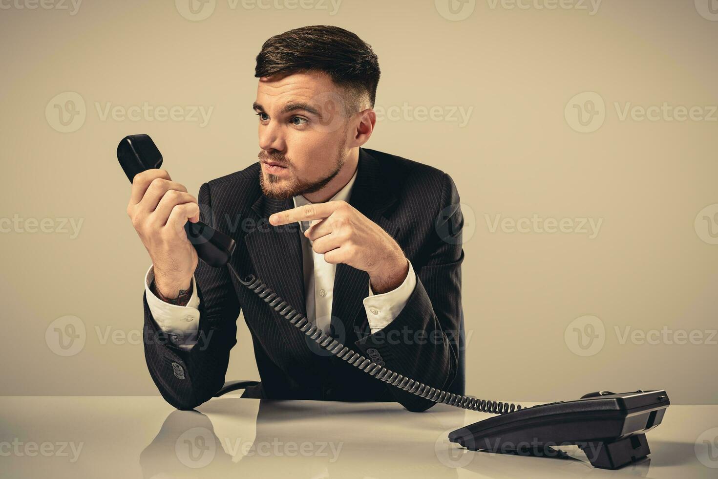 Porträt von attraktiv Geschäftsmann halten Telefon im seine Hand foto