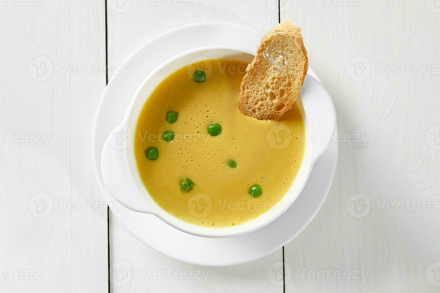 Erbse Sahne Suppe im Truthahn Brühe mit Toast foto