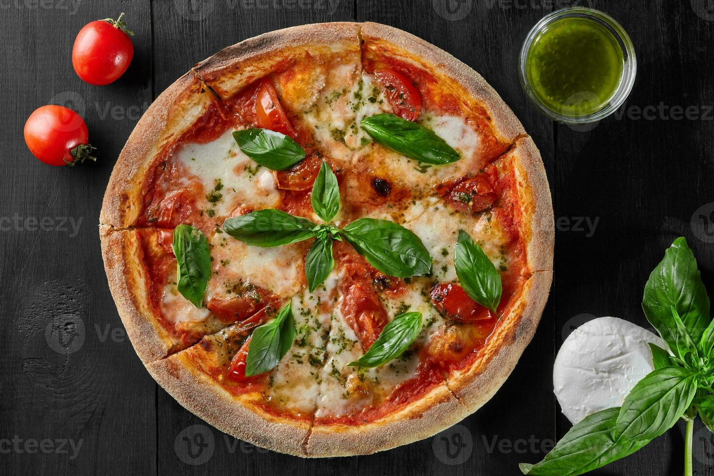 Pizza Margherita mit Tomaten, Mozzarella Käse und Basilikum foto