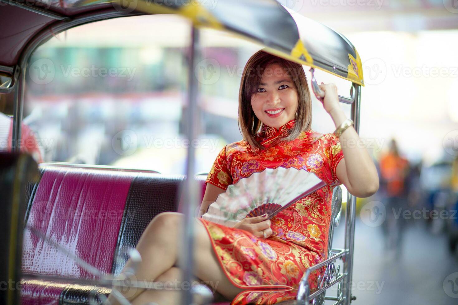 asiatische frau, die chinesische tradition kleidung trägt, die in tuktuk beifahrersitz bangkok thailand sitzt foto