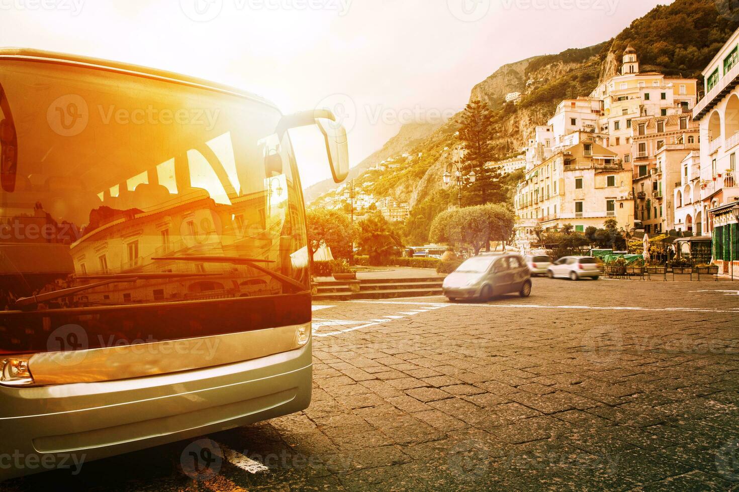 Tourist Bus Parkplatz auf Stadt, Dorf Platz von Amalfi Küste die meisten Beliebt reisen Ziel im Süd Italien foto