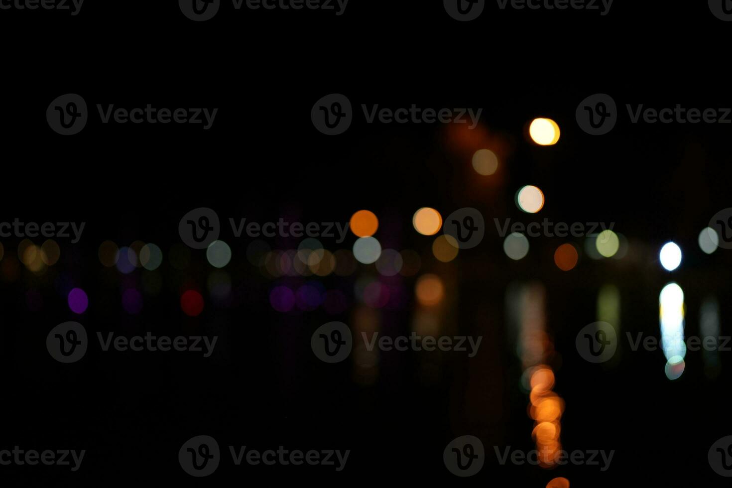 schwarz Hintergrund horizontal Hintergrund mit verwischen Bokeh Auswirkungen zum Weihnachten Zeit. Besondere Gelegenheit Konzept mit Raum zum Text. foto