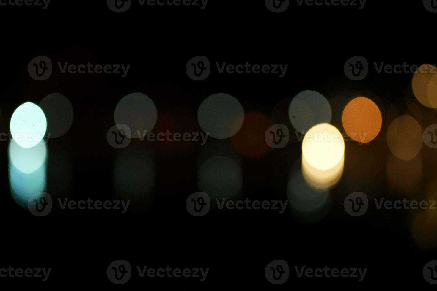 schwarz Hintergrund horizontal Hintergrund mit verwischen Bokeh Auswirkungen zum Weihnachten Zeit. Besondere Gelegenheit Konzept mit Raum zum Text. foto