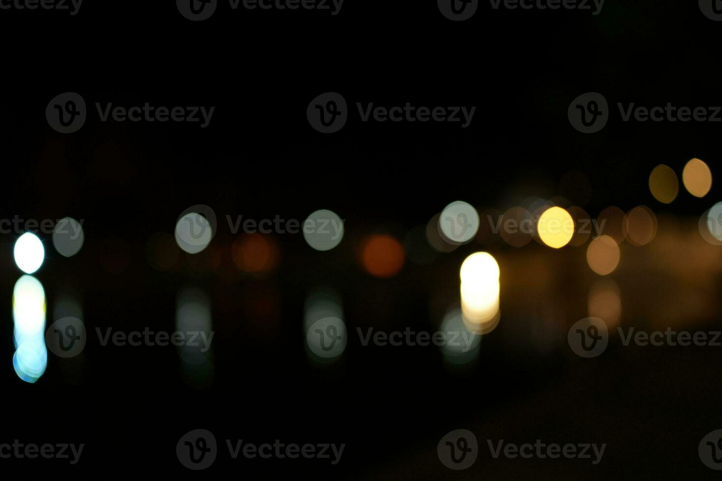 schwarz Hintergrund horizontal Hintergrund mit verwischen Bokeh Auswirkungen zum Weihnachten Zeit. Besondere Gelegenheit Konzept mit Raum zum Text. foto