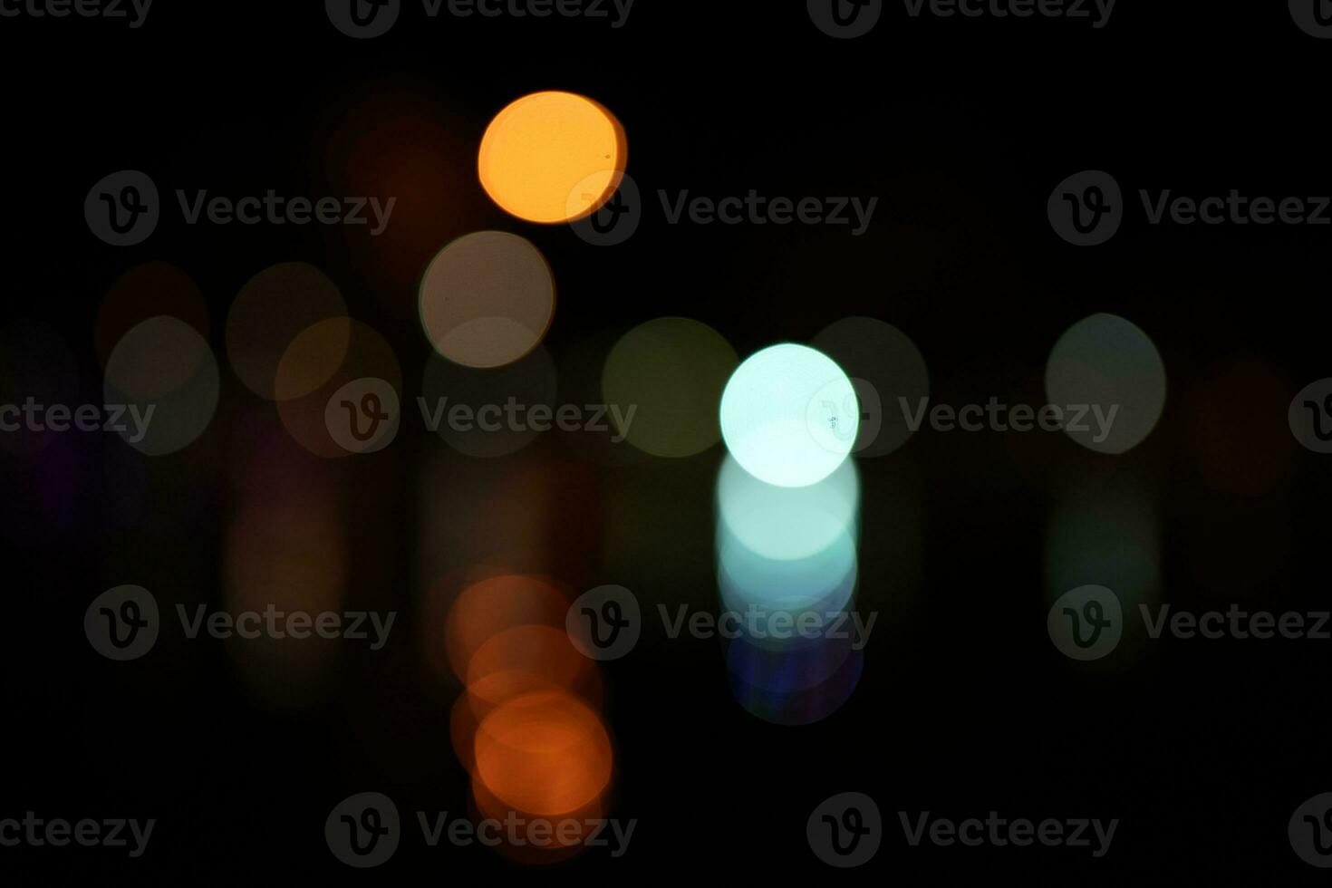 schwarz Hintergrund horizontal Hintergrund mit verwischen Bokeh Auswirkungen zum Weihnachten Zeit. Besondere Gelegenheit Konzept mit Raum zum Text. foto