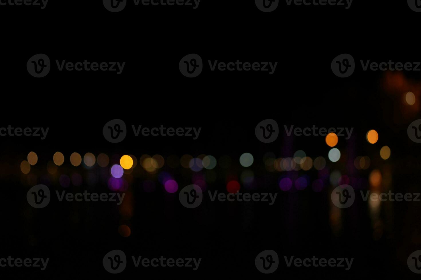 schwarz Hintergrund horizontal Hintergrund mit verwischen Bokeh Auswirkungen zum Weihnachten Zeit. Besondere Gelegenheit Konzept mit Raum zum Text. foto