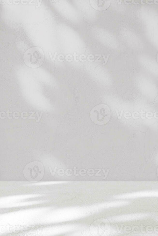 Hintergrund Weiß Mauer Studio mit Licht Schatten auf Oberfläche Boden, leer Küche Zimmer mit Schreibtisch Podium Anzeige Modell, oben Regal Bar mit Sonnenlicht, Hintergrund Beton Hintergrund zum Frühling kosmetisch Produkt foto