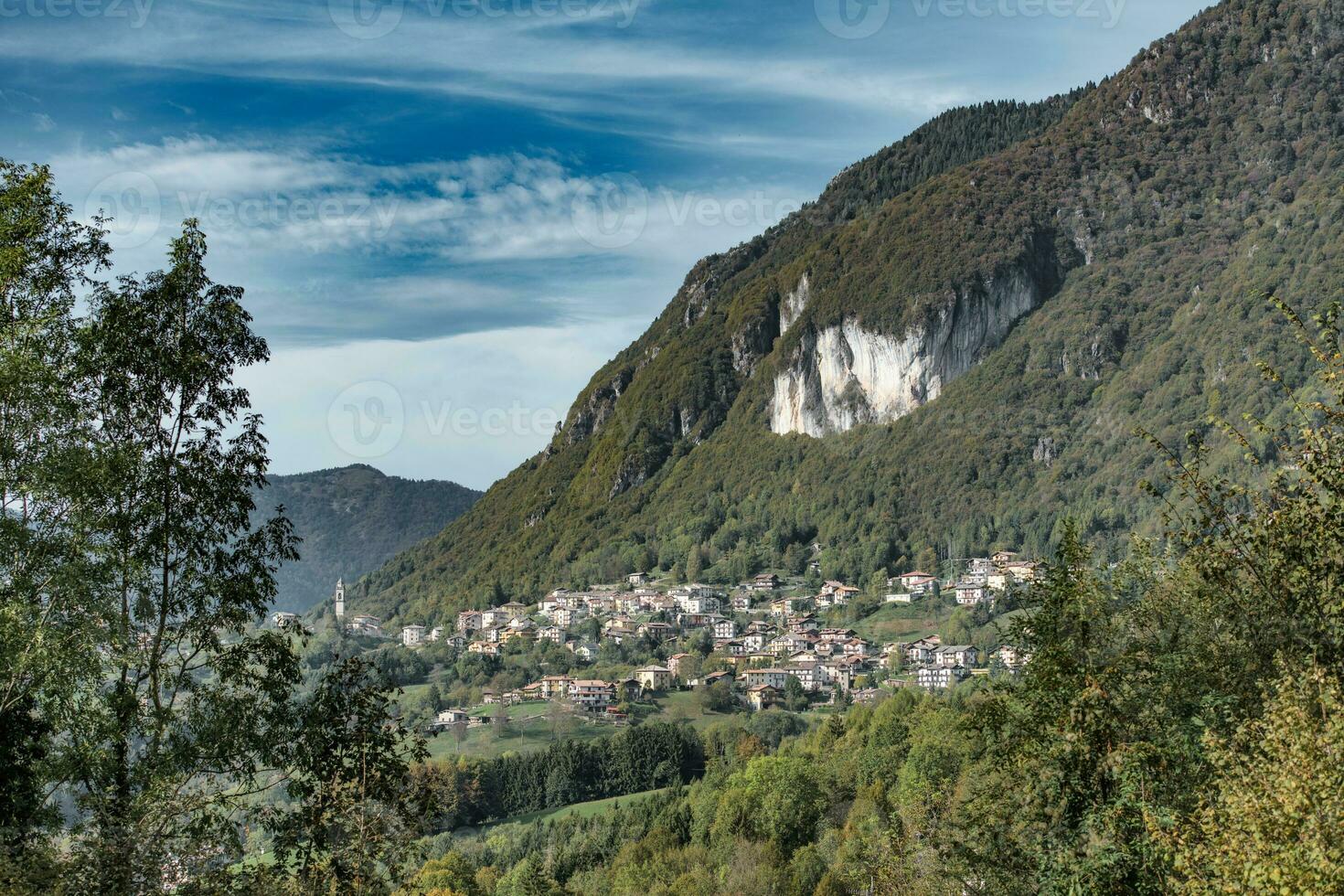 das Stadt, Dorf von Cornalba mit es ist Felsen Cliff foto