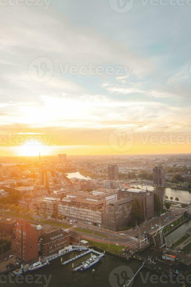 Sonnenuntergang Über Rotterdam Stadt Center und es ist Umgebung Park. Sonnenuntergang im einer von das die meisten modern Städte im das Niederlande foto