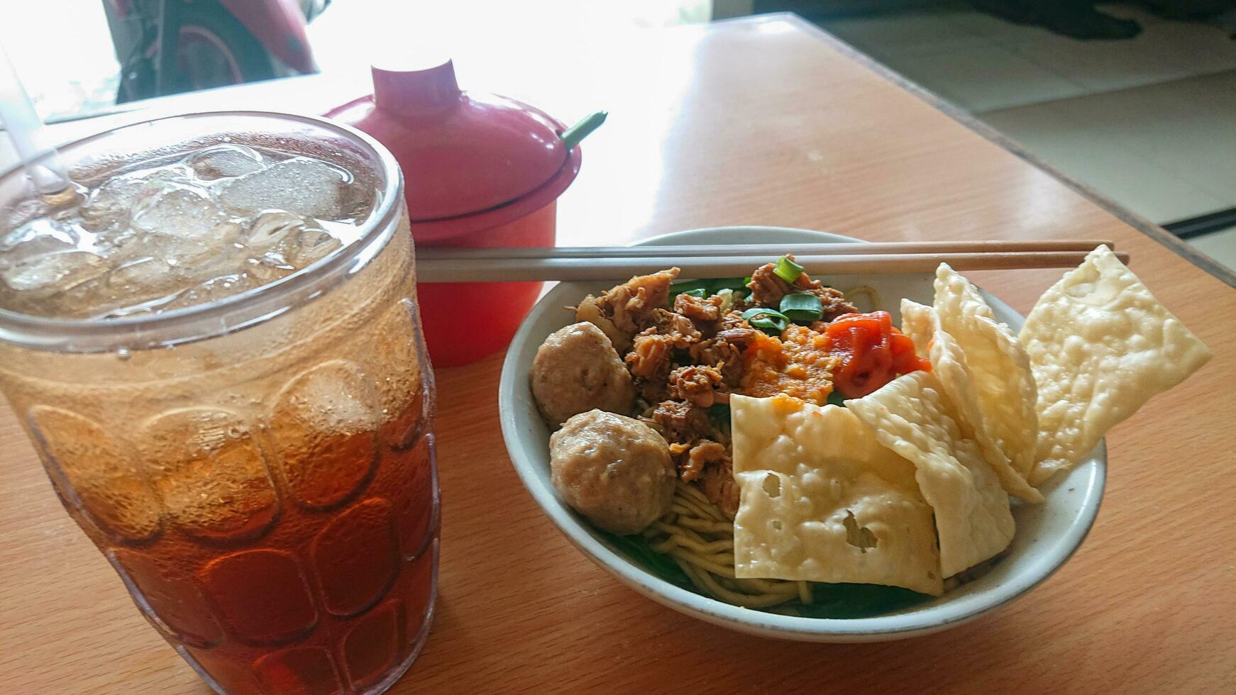 Straße Essen Frikadelle Hähnchen Nudel mit Süss vereist Tee trinken und rot Chili Soße foto