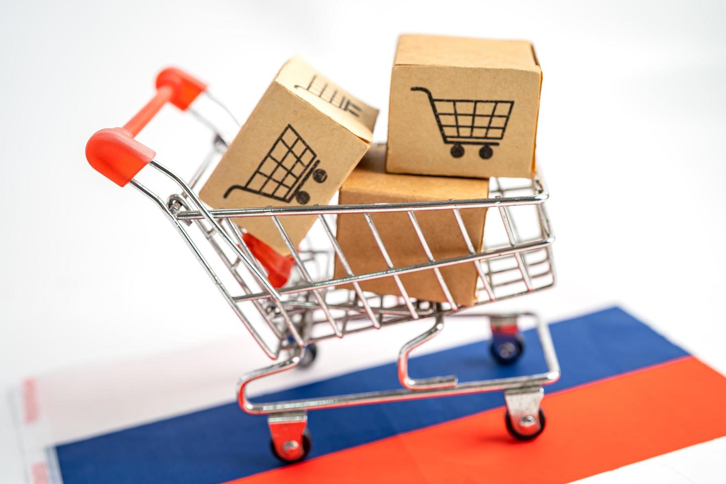 Box mit Einkaufswagen-Logo und russischer Flagge, Import-Export-Shopping online oder E-Commerce-Finanzierungslieferservice Shop-Produktversand, Handel, Lieferantenkonzept foto